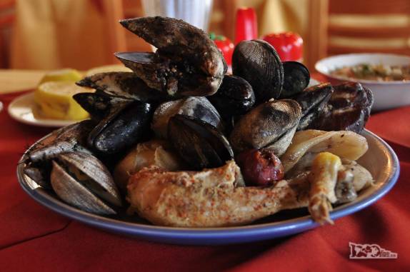 Um legítimo prato de Curanto, uma das especialidades de Chiloé, num restaurante em Quetalmahue, perto de Ancud, no norte da ilha de Chiloé, no sul do Chile